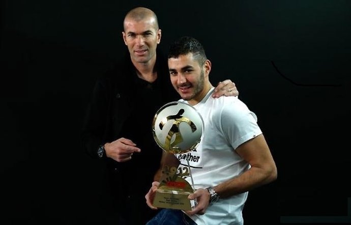 Benzema, mejor jugador francés de 2012, recibe el premio de manos de Zidane