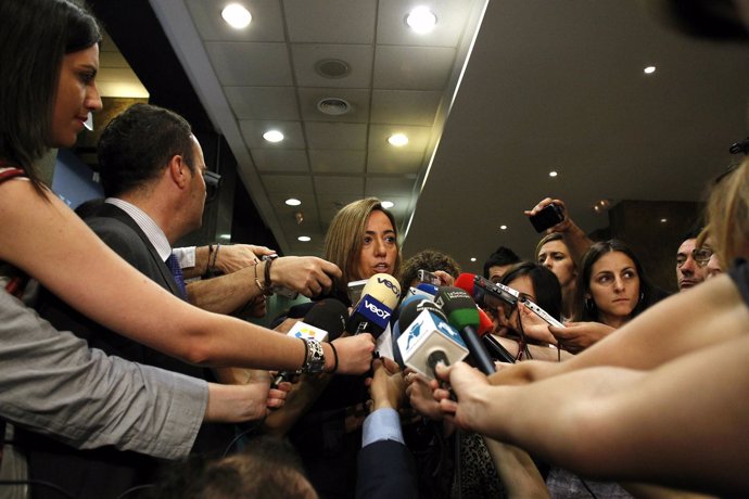 Carme Chacón rodeada de periodistas