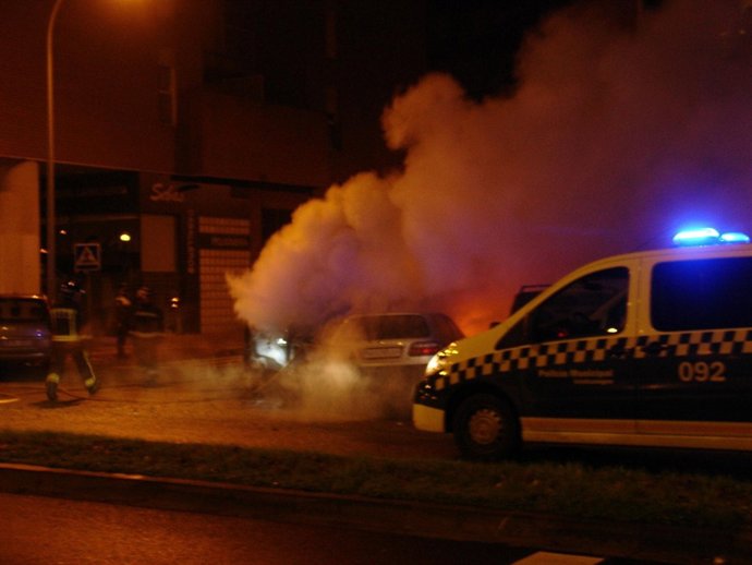Imagen del incendio de dos vehículos en Pamplona.