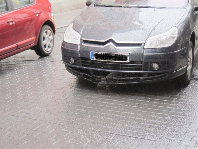 Vehículo afectado por el bolardo de entrada a la Plaza Mayor