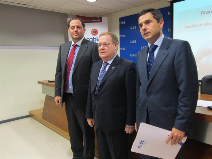 Por la izquierda, Rodríguez, Vigón y Peón, antes del comienzo del acto.