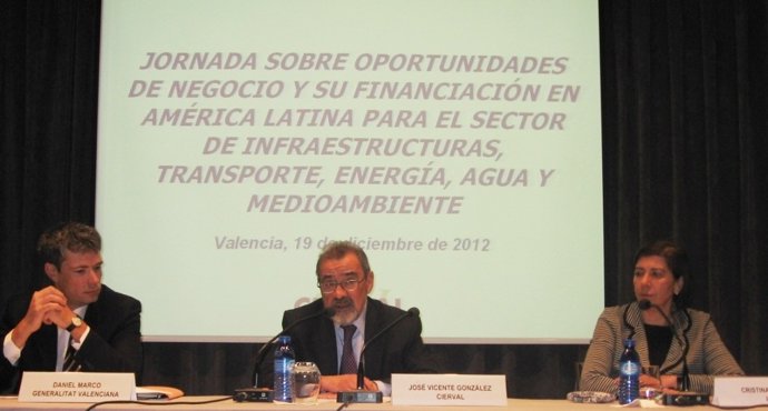 González interviene entre Daniel Marco y Cristina Martínez (ICEX).