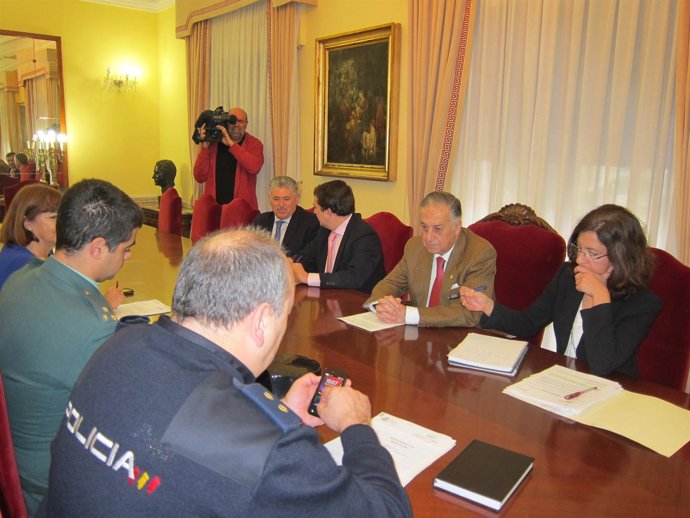 El subdelegado del Gobierno en Huelva, Enrique Pérez Viguera, en una reunión. 