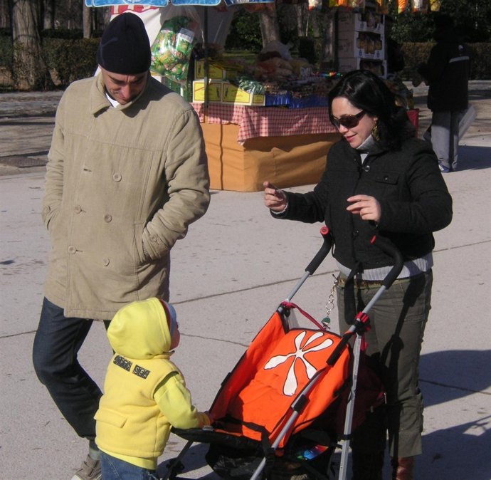 Pareja con niño