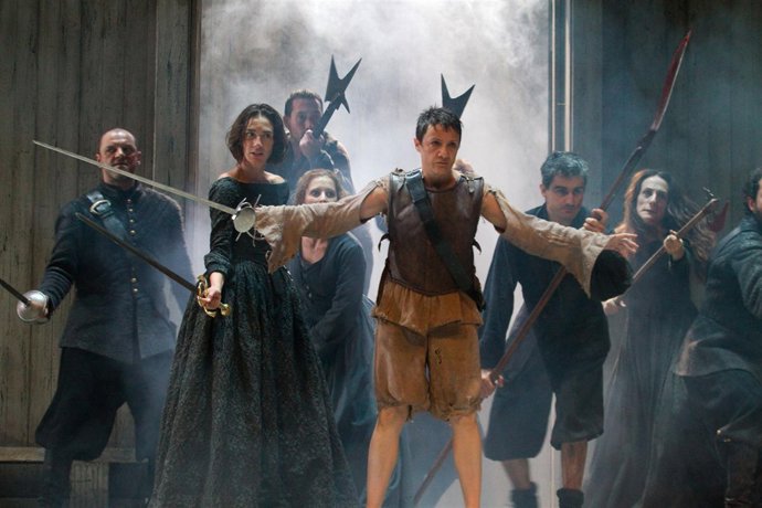 Blanca Portillo, en el centro, en una escena de 'La vida es sueño'