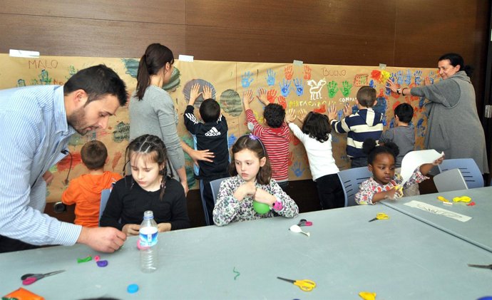 Taller niños jugando