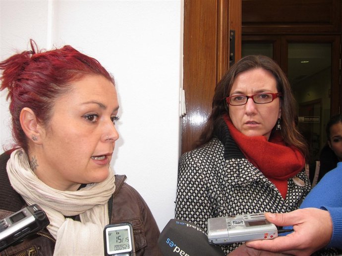 Raquel Rocamora y María Navarro, afectadas por el impago del plan de vivienda