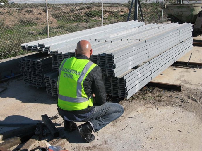 Vigas metálicas recuperadas por los agentes de la Guardia Civil