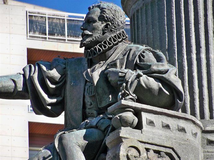 Monumento Al Justicia En La Plaza De Aragón