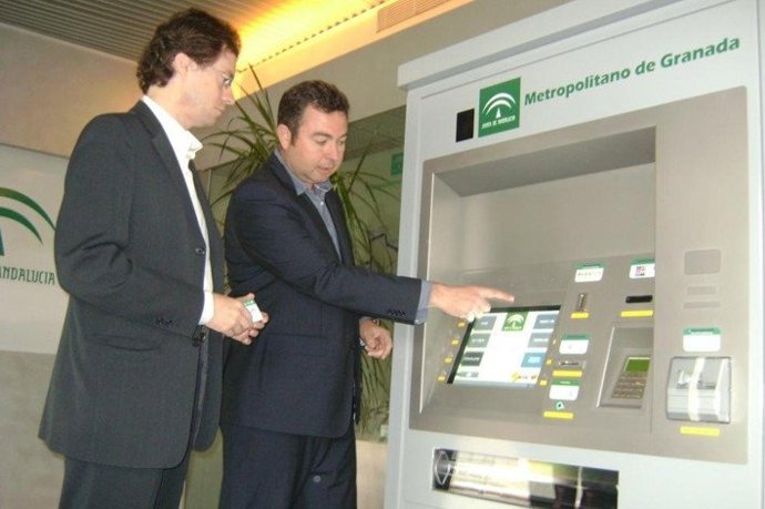 Presentación de expendedor automático del Metro de Granada