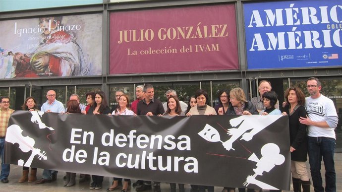 Concentración de trabajadores ante el IVAM