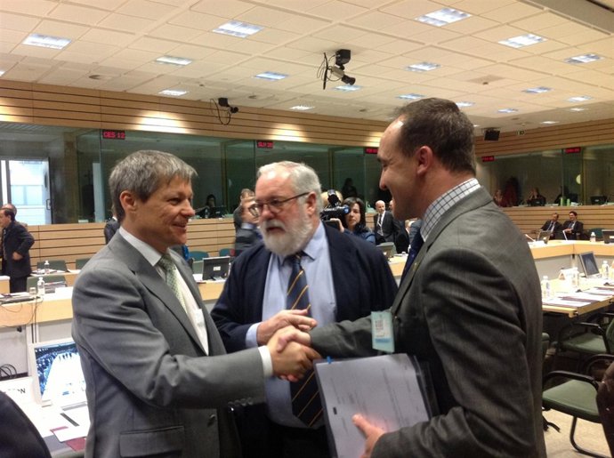 Esparza saluda a Dacian Ciolos en presencia de Arias Cañete.