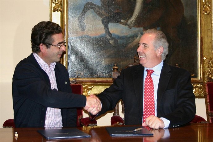 Encinas (d) y firman en convenio.