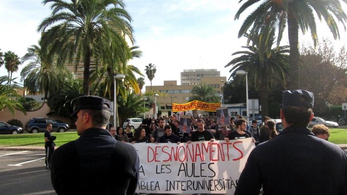 Manifestantes universitarios ante Conselleria de Educación