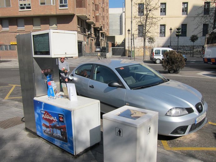 Un Coche Reposta En Una Estación De Servicio De Valladolid