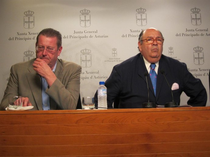 Pelayo Roces Y Enrique Álvarez-Sostres En Rueda De Prensa