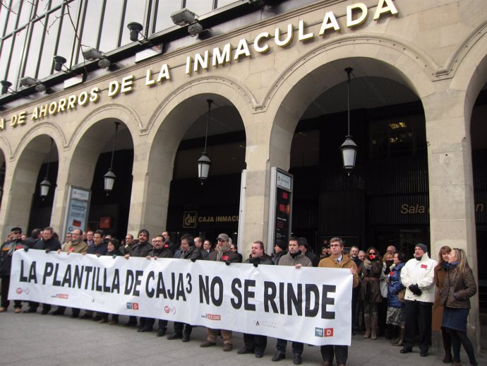 Protesta de los trabajadores de Caja3 ante la sede de CAI en Zaragoza