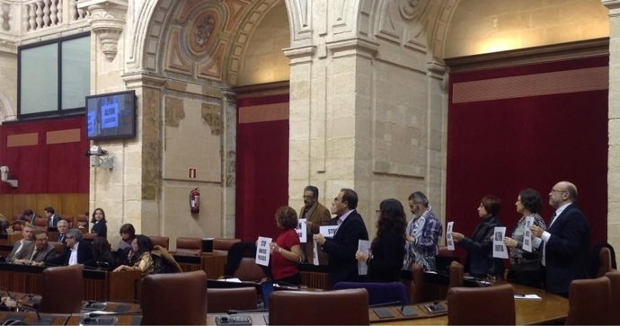 Imagen de los diputados de IULV-CA mostrando los carteles