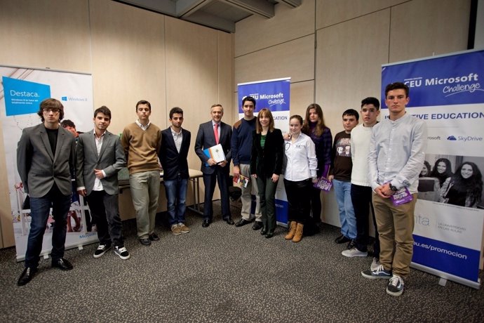 Garaña y Mayoral con los finalistas del 'CEU Microsoft Challenge'