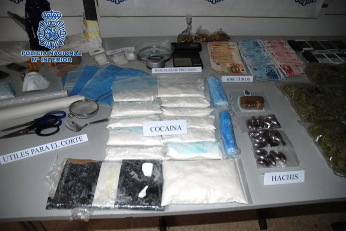 Parte de la droga intervenida a la banda que actuaba desde el Poniente