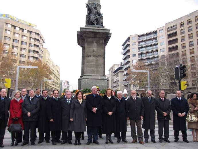 Autoridades en el acto de homenaje al Justicia en Zaragoza