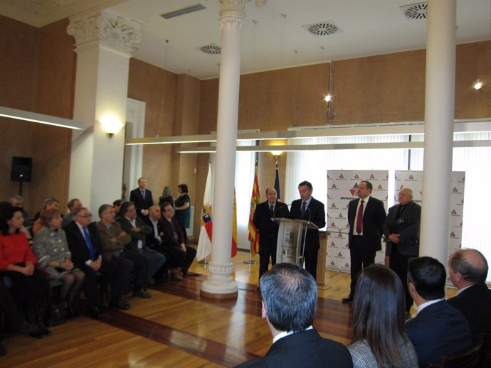 El presidente de DPZ, Luis Mª Beamonte, se ha dirigido a alcaldes tras la firma