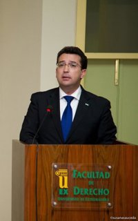 Manzano propone que los parlamentarios extremeños ejerzan de "profesores" para alumnos de Derecho