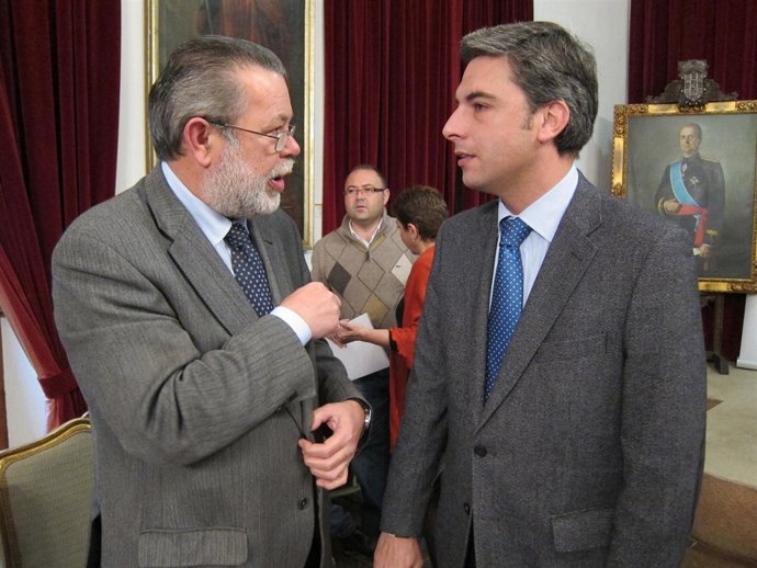 Salvador Blanco y Andrés Lorite en el salón de plenos de la Diputación