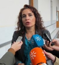 Montero acusa al Gobierno de ejercer un "abuso de derecho" si decide volver a recurrir la subasta de medicamentos