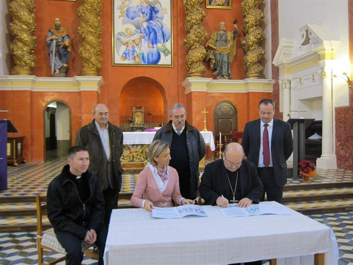 Firma de la colaboración de Ibercaja con la restauración de la Parroquia