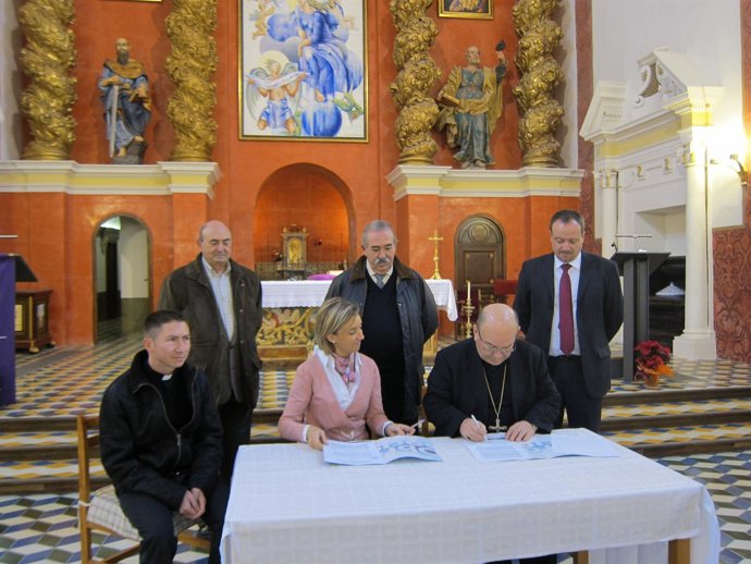 Firma de la colaboración de Ibercaja con la restauración de la Parroquia