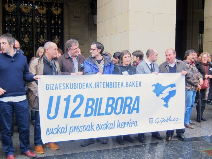 Concentración junto a la Diputación.