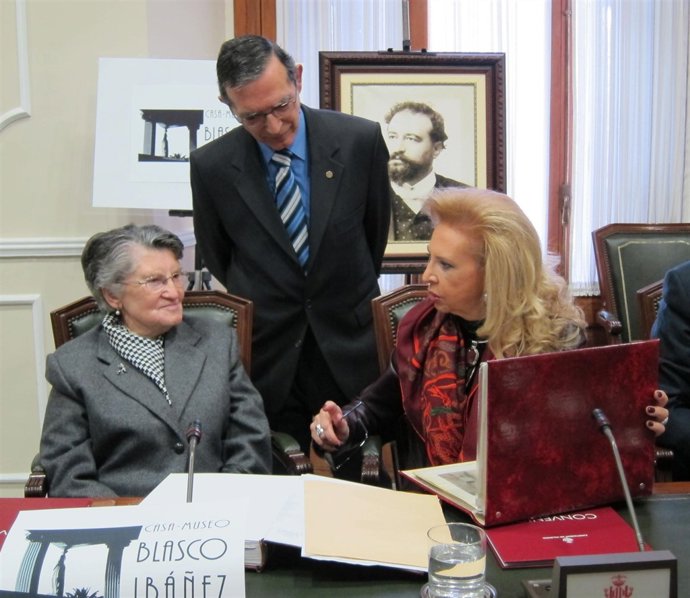 Llorca Blasco-Ibáñez, López y Beneyto en la firma del convenio