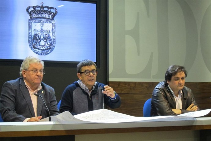 Roberto Sánchez Ramos, en el centro