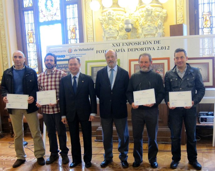 Los premiados en el concurso de fotografía posan junto a De la Riva y Blanco