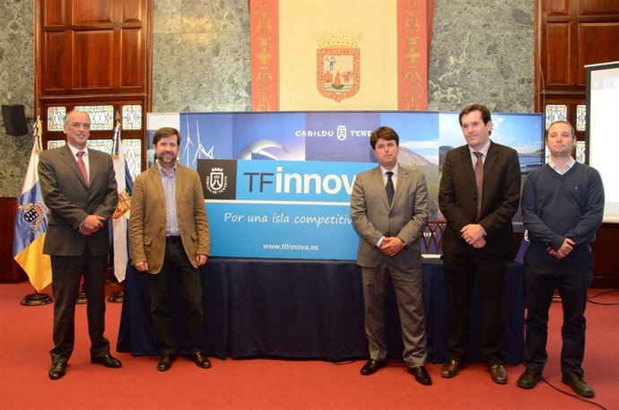 Alonso y García (centro) en la presentación del cluster