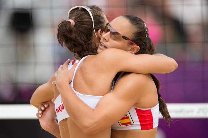 Abrazo de Liliana Fernández y Elsa Baquerizo 