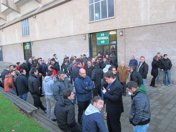 Accionistas esperando a entrar este jueves en la Junta