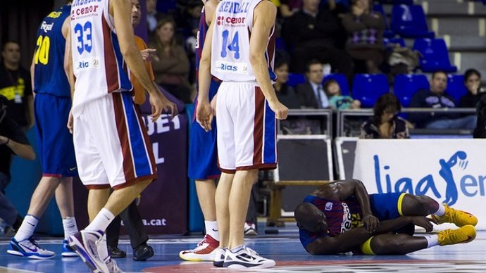Lesión del jugador del FC Barcelona Regal Nathan Jawai