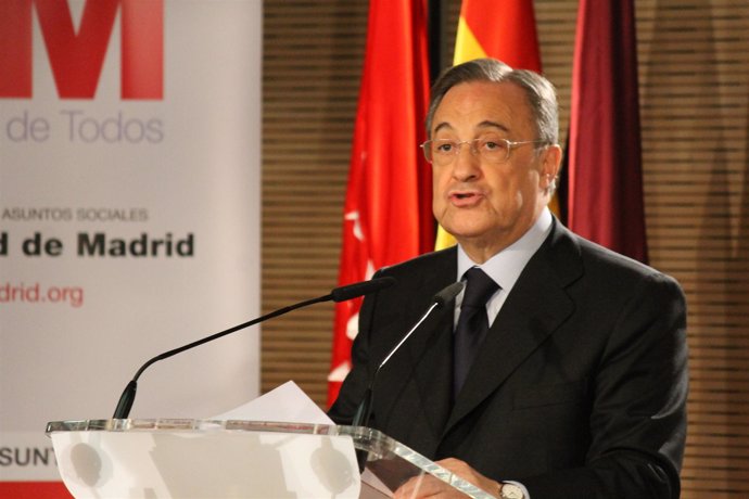 Florentino Pérez en la entrega de juguetes por el Real Madrid 
