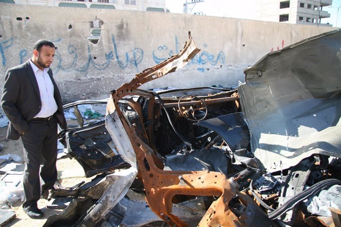 Vehículo en que viajaban dos cámaras de Al Aqsa TV tras el impacto de un misil