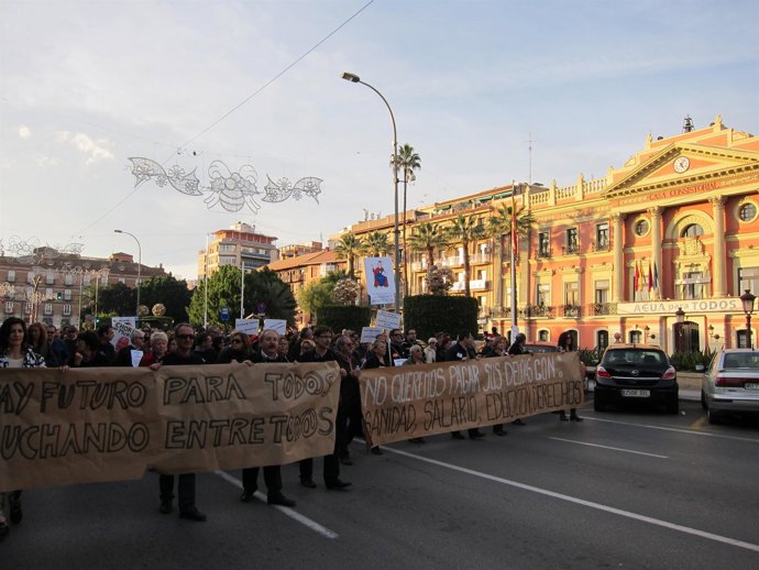 Imagen de la manifestación a su paso por el Ayuntamiento de Murcia