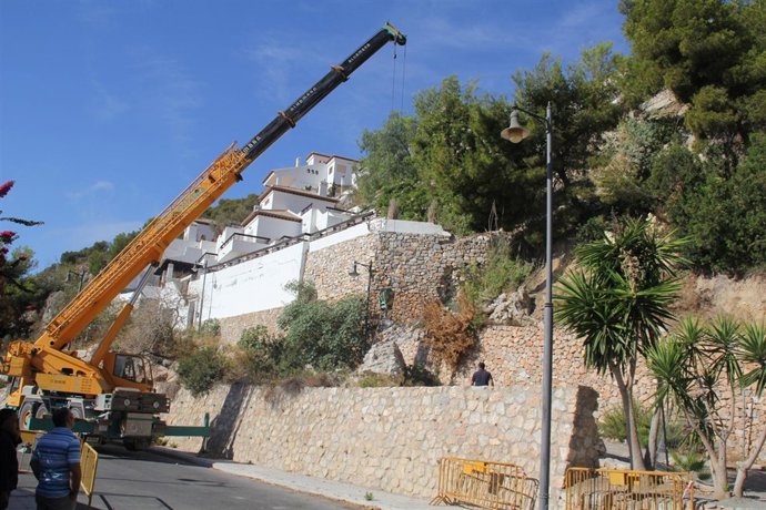 RETIRADA PIEDRAS AMENAZABAN CAIDA CARMENES MAR LA HERRADURA 