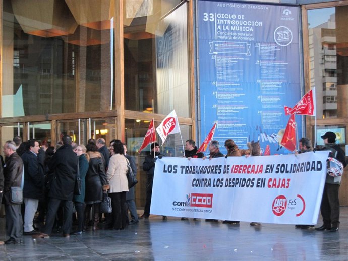 Concentracion de trabajadores en Zaragoza en contra de los despidos de Caja3