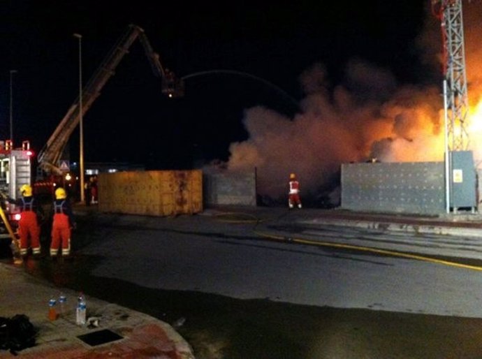 Incendio en una fábrica de papel reciclado en San Antonio de Benagéber