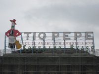 Plataforma 'Tío Pepe por siempre en Sol' celebra que el cartel se quede en la plaza pero lamenta que no sea en su sitio
