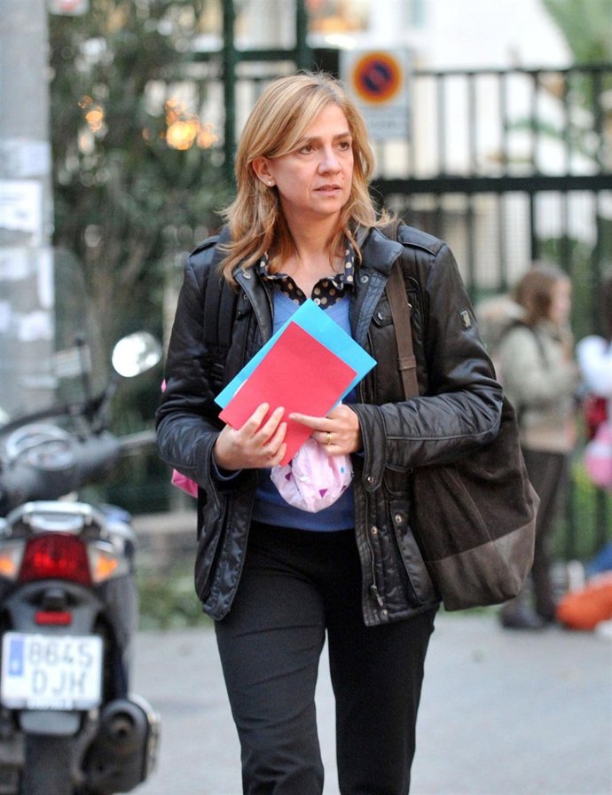 La Infanta en la entrada del colegio