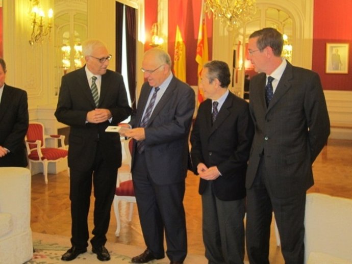 El síndic entrega su informe en las Corts