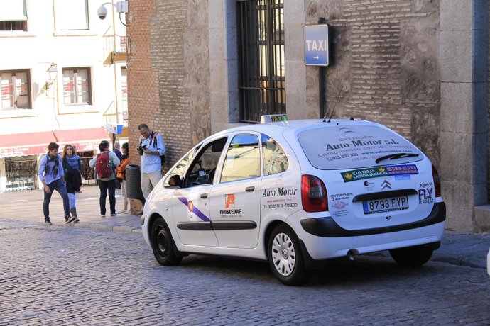 Paradas de taxi, transporte público, taxis y el turismo