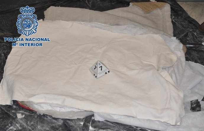 Localizan ocho kilos de cocaína en el aeropuerto de Loiu